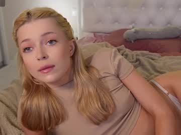 Sexy live cam screenshot of kellypeachpie's webcam / video chat room