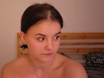 Sexy live cam screenshot of small_queenn's webcam / video chat room