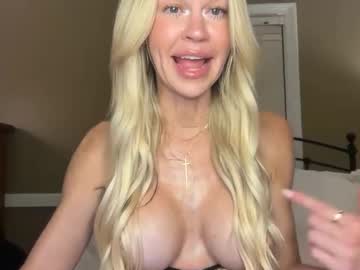 Sexy live cam screenshot of karabearr's webcam / video chat room