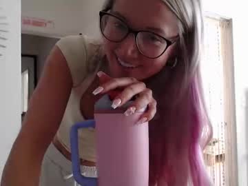 Sexy live cam screenshot of lilyyymonroee's webcam / video chat room