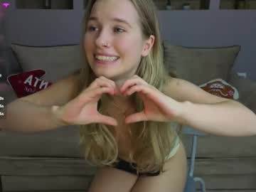 Sexy live cam screenshot of lynntiny's webcam / video chat room