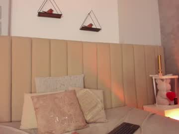 Sexy live cam screenshot of zoemonroee_'s webcam / video chat room