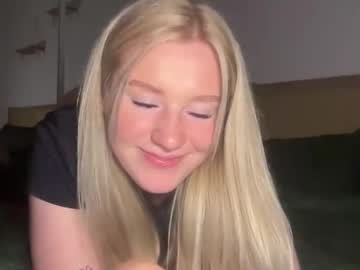 Sexy live cam screenshot of lily_fox01's webcam / video chat room