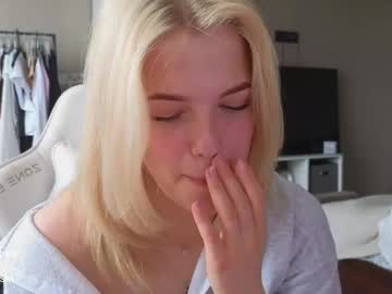 Sexy live cam screenshot of maya_blonde18's webcam / video chat room