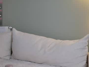 Sexy live cam screenshot of minimollyq's webcam / video chat room