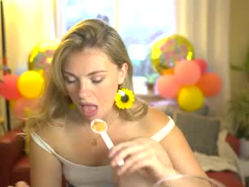 Sexy live cam screenshot of leahsunshine's webcam / video chat room