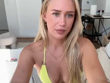 Sexy live cam screenshot of livslifee's webcam / video chat room
