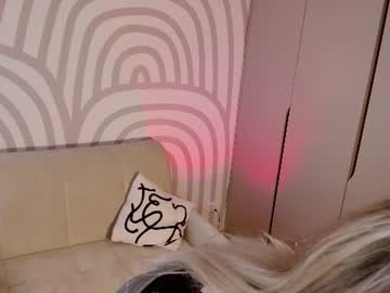 Sexy live cam screenshot of queenserenaaa's webcam / video chat room