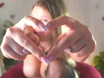 Sexy live cam screenshot of emilyhewell's webcam / video chat room