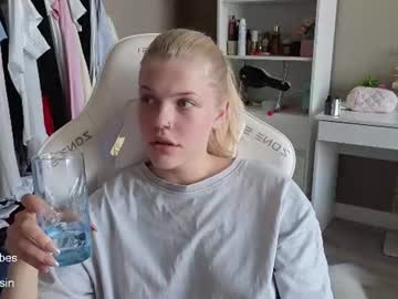 Sexy live cam screenshot of maya_blonde18's webcam / video chat room