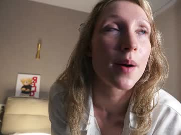 Sexy live cam screenshot of mell_issa's webcam / video chat room