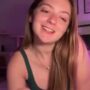 Sexy live cam screenshot of mollyxxxmoon's webcam / video chat room