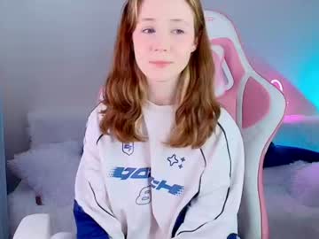 Sexy live cam screenshot of poompoompeach_'s webcam / video chat room