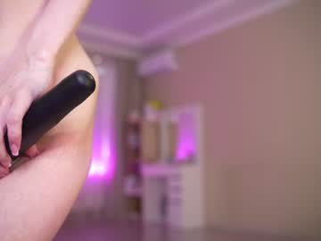 Sexy live cam screenshot of queenelia's webcam / video chat room