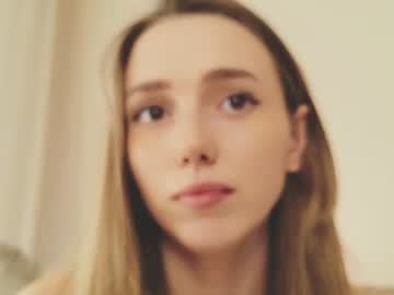 Sexy live cam screenshot of shypeachmaru's webcam / video chat room