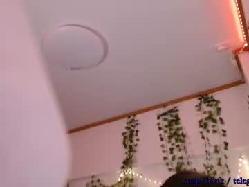 Sexy live cam screenshot of vivian_qwerty's webcam / video chat room