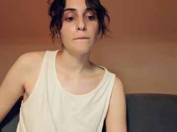 Sexy live cam screenshot of wonderland_stia's webcam / video chat room
