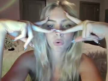 Sexy live cam screenshot of ariah_is_blonde's webcam / video chat room