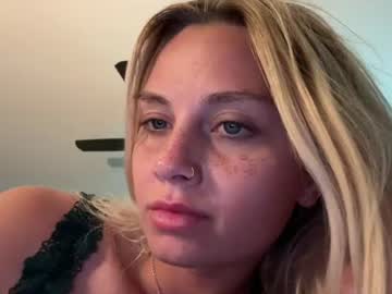 Sexy live cam screenshot of blondeeebunnieee's webcam / video chat room