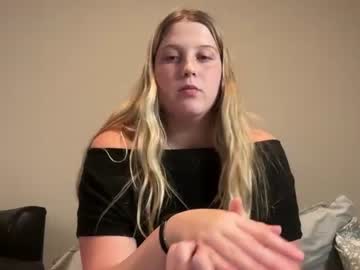 Sexy live cam screenshot of lizzygetsbusy101's webcam / video chat room