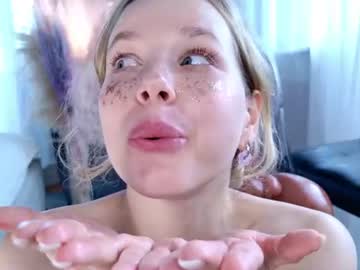 Sexy live cam screenshot of milly_shy's webcam / video chat room