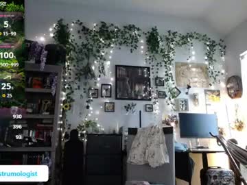 Sexy live cam screenshot of monstrumologist's webcam / video chat room