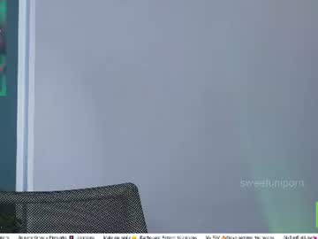 Sexy live cam screenshot of sweetuniporn's webcam / video chat room