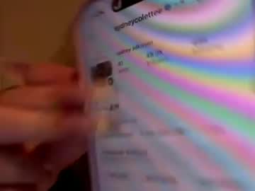 Sexy live cam screenshot of sydneyadkisson's webcam / video chat room