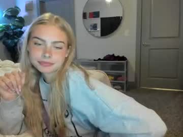 Sexy live cam screenshot of ariah_is_blonde's webcam / video chat room