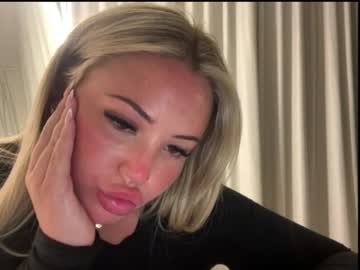 Sexy live cam screenshot of averybabyyx's webcam / video chat room