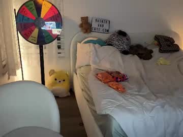 Sexy live cam screenshot of emilyfawn's webcam / video chat room