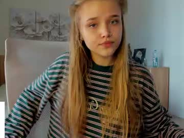 Sexy live cam screenshot of flooora_0's webcam / video chat room