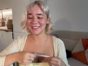 Sexy live cam screenshot of hey__lucy's webcam / video chat room
