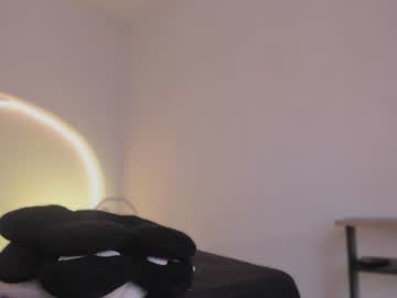 Sexy live cam screenshot of katiepeach_'s webcam / video chat room