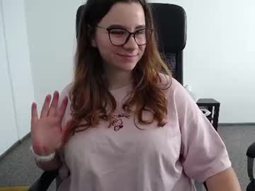 Sexy live cam screenshot of littleviki_'s webcam / video chat room