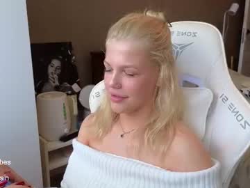 Sexy live cam screenshot of maya_blonde18's webcam / video chat room