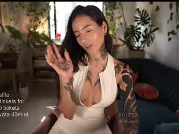 Sexy live cam screenshot of effylowell_'s webcam / video chat room