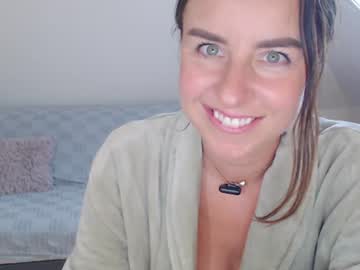 Sexy live cam screenshot of emerald_kittycat's webcam / video chat room