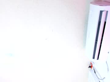 Sexy live cam screenshot of emilly_coper18's webcam / video chat room
