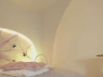 Sexy live cam screenshot of katiepeach_'s webcam / video chat room