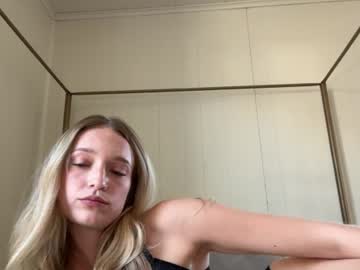 Sexy live cam screenshot of lucydreamsss's webcam / video chat room